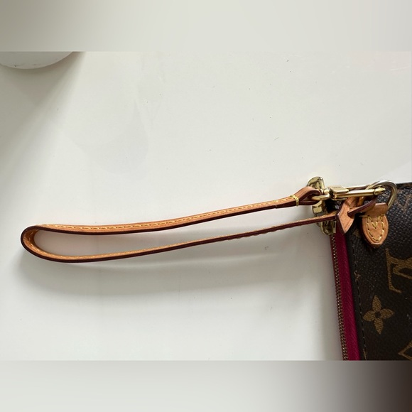 Louis Vuitton Neverfull Pouchette - Picture 7 of 9